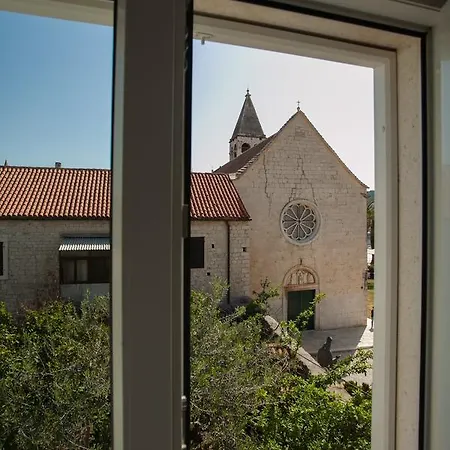 Rosemary Trogir