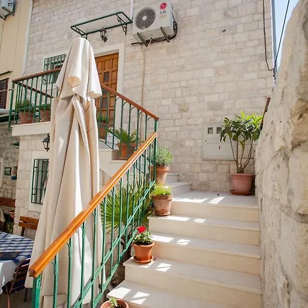Rosemary Trogir